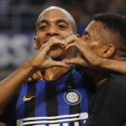 Joao Mario, felicitado por Dalbert, celebra el gol marcado con el Inter al Genoa.-ANTONIO CALANNI