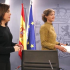 Soraya Sáenz de Santamaría, vicepresidenta en funciones, e Isabel García Tejerina, ministra de Agricultura en funciones, el pasado mes de enero en la Moncloa.-JOSÉ MANUEL PRATS