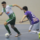 Jesús conduce el balón mientras le persigue un contrario.-SANTI OTERO