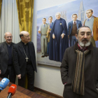 El arzobispo Fidel Herráez con el autor del cuadro, Cándido Pérez, que recuerda al sacerdote valentín Palencia.-RAÚL G. OCHOA