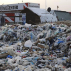Aspecto de la playa llena de basura de la localidad costera de Zouq Mosbeh, al norte de Beirut.-/ AP / HUSSEIN MALLA