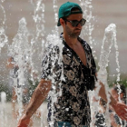 Un turista se refresca en una fuente de Lisboa.-REUTERS / RAFAEL MARCHANTE
