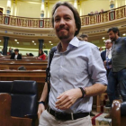 Pablo Iglesias abandona su escaño al final del pleno en el Congreso.-DAVID CASTRO