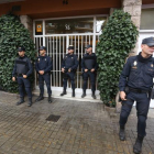 Agentes de la Policía Nacional ante la casa de Jordi Pujol Soley, en General Mitre.-DANNY CAMINAL
