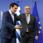 Alexis Tsipras es recibido por Jean-Claude Juncker, este miércoles en Bruselas.-Foto: REUTERS / FRANÇOIS LENOIR