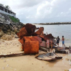 Niños juegan entre la basura en la isla de Nauru.-MIKE LEYRAL (AFP)