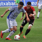 Yanis, el autor delúnico gol de la tarde, presiona al realista Gorosabel en la salida de balón.-UNANUE/MUNDO DEPORTIVO