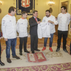 César Rico (centro) recibió una chaquetilla oficial de la Selección española de cocina, de manos de Antonio Arrabal-S. O.