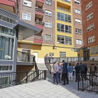 Esta pequeña plaza es más accesible con el ascensor y las nuevas barandillas. Además, se ha pavimentado.-RAÚL G. OCHOA