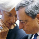 La directora gerente del FMI, Christine Lagarde, habla con el presidente del BCE, Mario Draghi, este jueves en Luxemburgo.-Foto: REUTERS