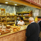 Bienes básicos como el pan o la leche están entre los más caros a 0.78 euros y 0,85 céntimos respectivamente.-SANTI OTERO