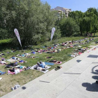 Decenas de burgaleses se sumaron a la celebración del Día Mundial del Yoga y practicaron la disciplina a orillas del Arlanzón.-RAÚL G. OCHOA