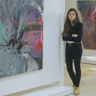 Mabel Esteban, junto a las pinturas de gran formato incluidas en ‘Racimos’, que ocupa la Sala Código UBU hasta el 4 de marzo.-Israel L. Murillo