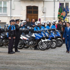 Daniel de la Rosa, alcalde de Burgos, pasa revista a agentes de la Policía Local. TOMÁS ALONSO