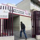 Un hombre accede al Centro de Formación Profesional Ocupacional del Ecyl en la capital burgalesa.-RAÚL G. OCHOA
