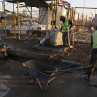 El lugar de la explosión del coche bomba, poco después.-KARIM KADIM