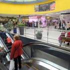 Imagen de la planta principal del Mercado Norte y de las escaleras mecánicas que llevan a la inferior.-ISRAEL L. MURILLO