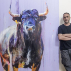 Fran Herreros posa junto a ‘Bacon’, una de las siete pinturas de gran formato (195x195 cm).-Santi Otero