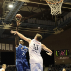 Thompson lanza a canasta por encima de Pustovyi, ayer.-ACB PHOTO / X. CORTIZO