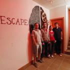 El equipo de  Myescape posa en la entrada de las instalaciones.-RAÚL G. OCHOA