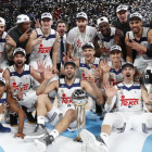 Los jugadores del Real Madrid celebran el título de Copa conquistado el pasado mes de febrero.-ACB