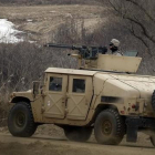 Un soldado estadounidense patrulla a bordo de un Humvee en la localidad surcoreana de Paju, junto a la frontera con Corea del Norte.-AFP / YONHAP