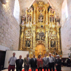 García Cirac (centro) comprobó de primera mano el estado del retablo.-G.G.