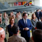 Rajoy y Cospedal con tropas españolas en la base de Amani.-REUTERS/INTS KALNINS