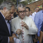 El secretario general de la OEA, Luis Almagro, con el obispo Víctor Ochoa, en un centro para inmigrantes en Cúcuta.-SCHNEYDER MENDOZA (AFP)