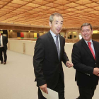 El director territorial de CaixaBank y el presidente de la Diputación antes de la firma.-RAÚL G. OCHOA