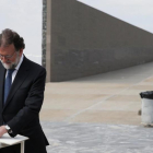 Rajoy en Argentina, firmando en el Parque de la Memoria-DAVID FERNÁNDEZ