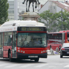 Varios autobuses municipales circulan por la plaza del Cid.-RAÚL G. OCHOA