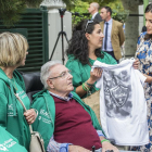 La Reina recibe de la mano de la comunidad de la ELA una camiseta conmemorativa.-ISRAEL L. MURILLO