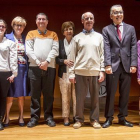 Roberto Saiz acompañado de la actual directora del centro, la presidenta de Apacid y usuarios del centro.-SANTI OTERO