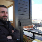 El autor de este trabajo premiado posa ante la sauna del hotel y sus privilegiadas vistas.-HOTEL ONLY YOU