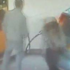 Vídeo de la cámara de seguridad de la gasolinera en que se ve como una mujer le incendia el coche al hombre que se negó a darle un cigarrillo.-YOUTUBE