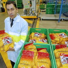 Javier Meléndez, con una de las bolsas de cinco kilos recién salida de la línea de produccion de la  fábrica de Patatas Meléndez en Medina del Campo.-J. M. LOSTAU