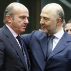 Luis de Guindos con el comisario europeo de Asuntos Económicos, Pierre Moscovici.-