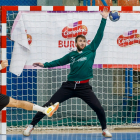 Moral detiene un lanzamiento durante un partido. SANTI OTERO