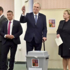 Milos Zeman deposita su voto en las elecciones presidenciales en la República Checa.-VIT SIMANEK / AP