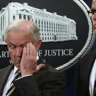 Sessions (izquierda) y McCabe, durante una conferencia de prensa en el Departamento de Justicia, el 12 de julio del 2017.-/ AFP / ALEX WONG
