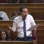 Iglesias hace un 'copy-paste' en el Congreso de las preguntas de Évole a Rajoy.-DAVID CASTRO / SERGIO LAINZ