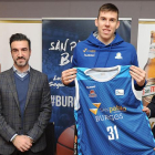 Cancar posa con la camiseta del San Pablo, ayer, durante su presentación.-ISRAEL L. MURILLO