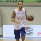 Javi Vega no participó ayer en la sesión con balón, pero llegará a tiempo para el choque del domingo-Israel L. Murillo