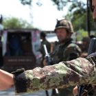 Soldados afganos, durante un control de seguridad. /-NOORULLAH SHIRZADA (AFP)