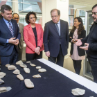 En el centro, la consejera de Cultura, María Josefa García Cirac, y Herrera observan una colección de fósiles.-SANTI OTERO