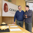 Bemúdez deCastro y Emiliano Bruner, junto a los fósiles del estudio.-ICAL