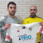 Jordan Ivanov posa con la camiseta del Atrio junto a Manu Cabezas-ECB