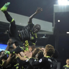 Los jugadores del Chelsea mantean a su compañero N Golo Kanté tras ganar la Premier.-AP / RUI VIEIRA