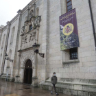La fachada del Instituto Cardenal López de Mendoza luce una pancarta conmemorativa de sus 175 años de trayectoria. RAÚL G. OCHOA